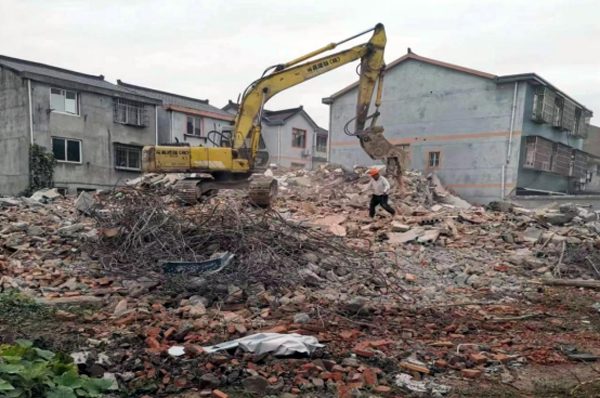 宁波市北仑区小港街办新锦村房屋被拆村民居无定所1082